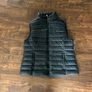 Dover Saddlery Down Puffer Vest 
Size Large 
Black